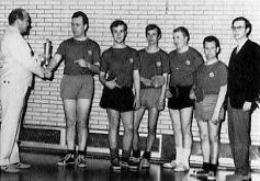 Meister und Pokalsieger in der Betriebssportklasse Beckum 1968/69. H. Butenkemper (Kreisausschuß), W. Breitmeyer, B. Kaldewey, H. Lahme, G. Meyer, H. Funke, M. Sedlacek (Vorsitzender)